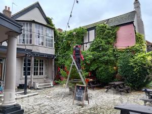 Picture of The Crown & Thistle Hotel