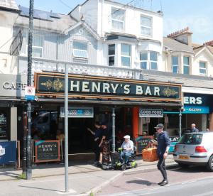 Picture of Henry's Bar